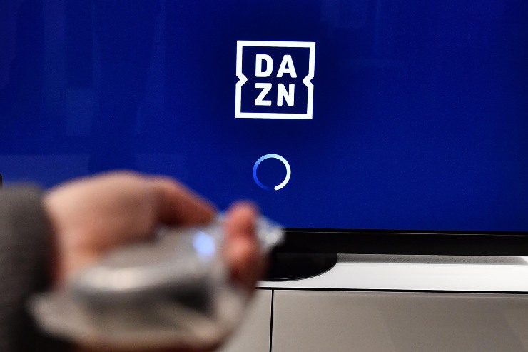 DAZN aumento prezzi listino utenti furiosi social