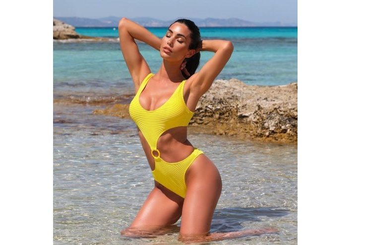 Federica Nargi costume posa bollente mare