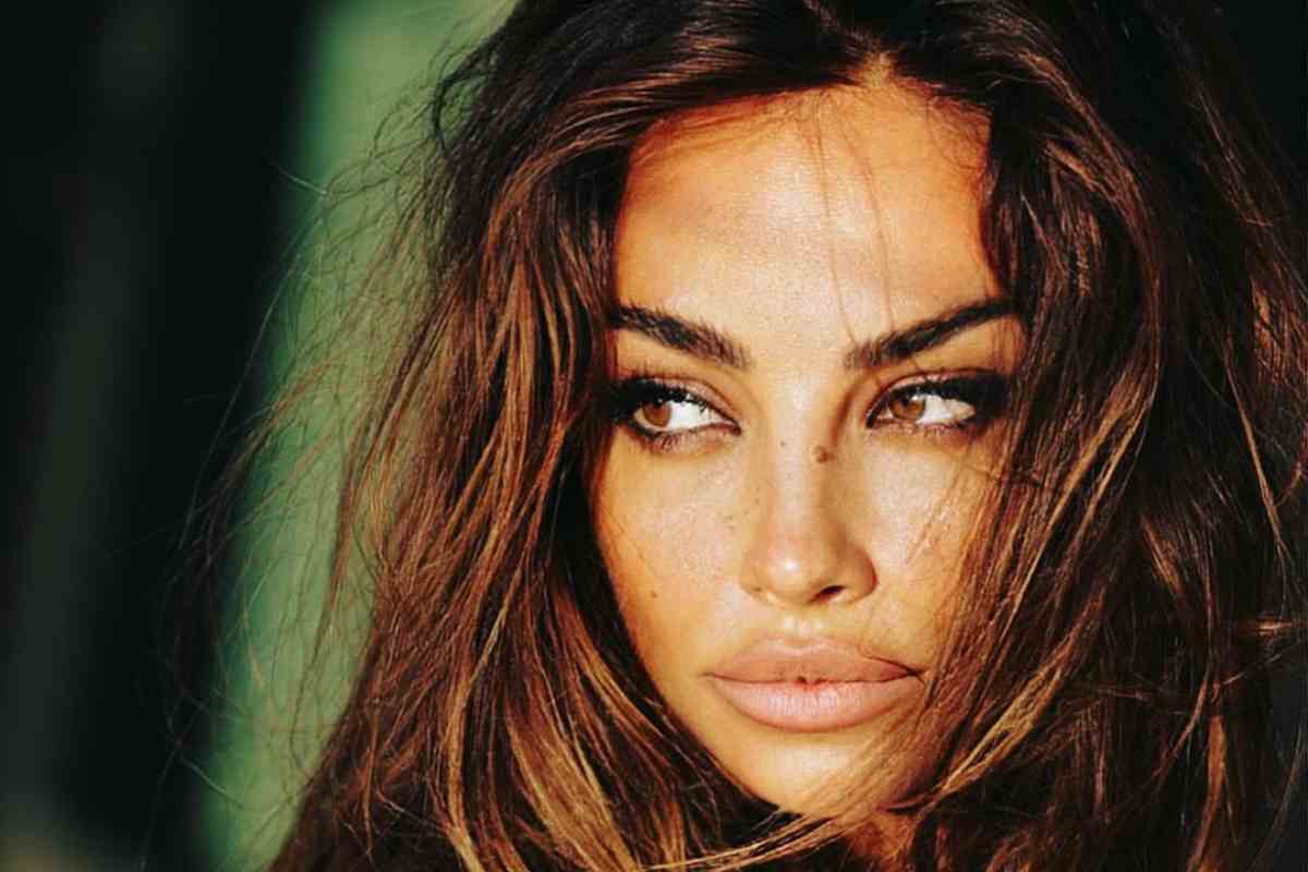 Madalina Ghenea intimo specchio scollatura