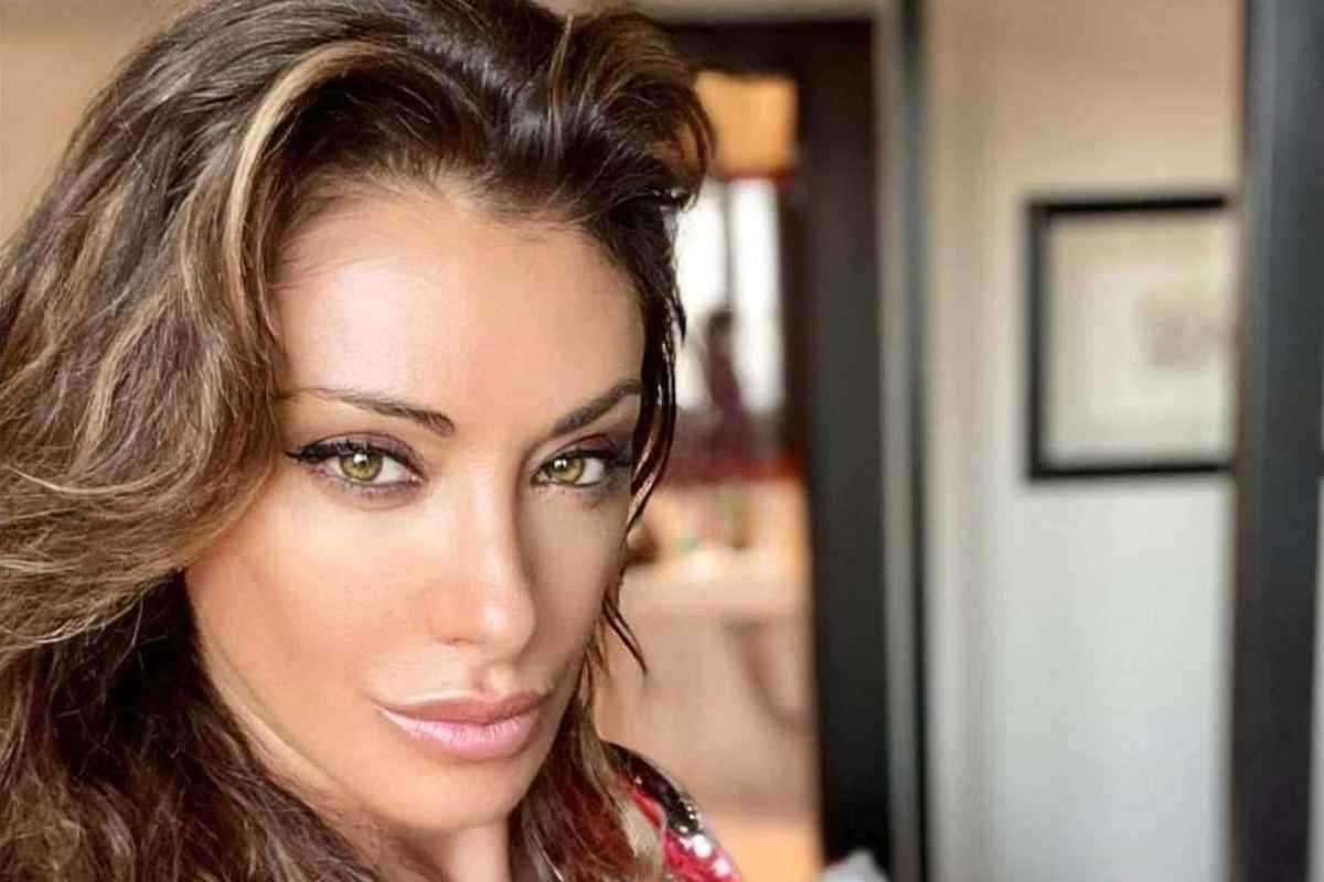 Sabrina Salerno nuovo taglio capelli maglietta trasparenza scollatura