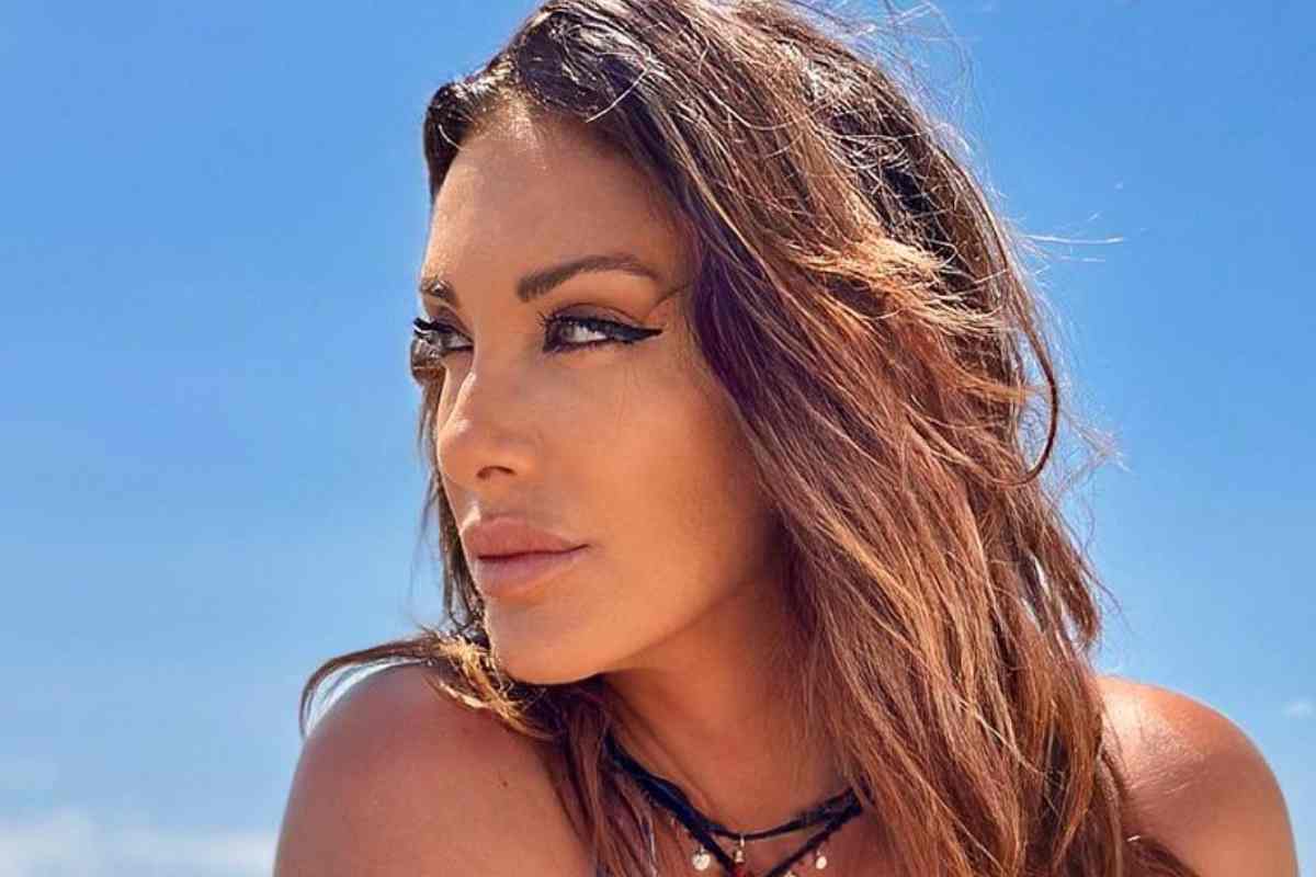 Sabrina Salerno bikini bagnasciuga scollatura