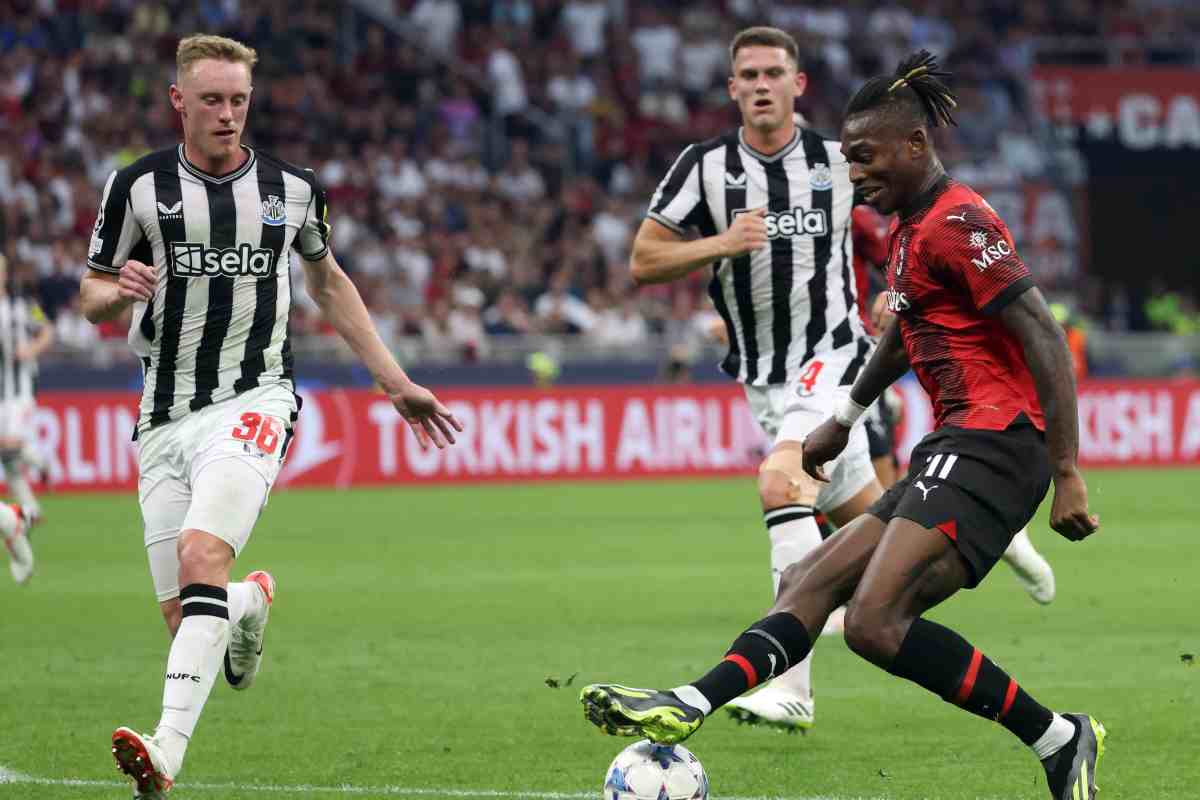 Milan-Newcastle polemiche Leao social Balotelli