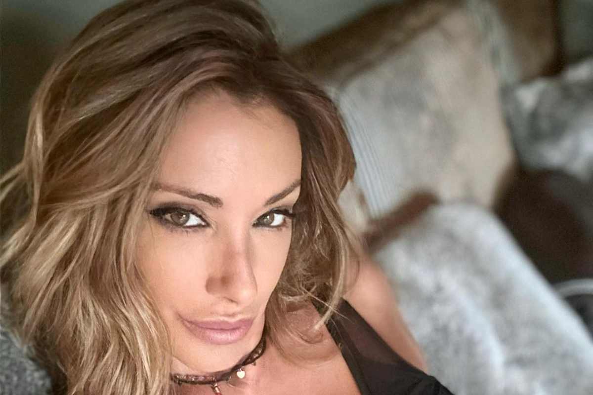 Sabrina Salerno concerto fuori tutto scollatura minigonna cortissima