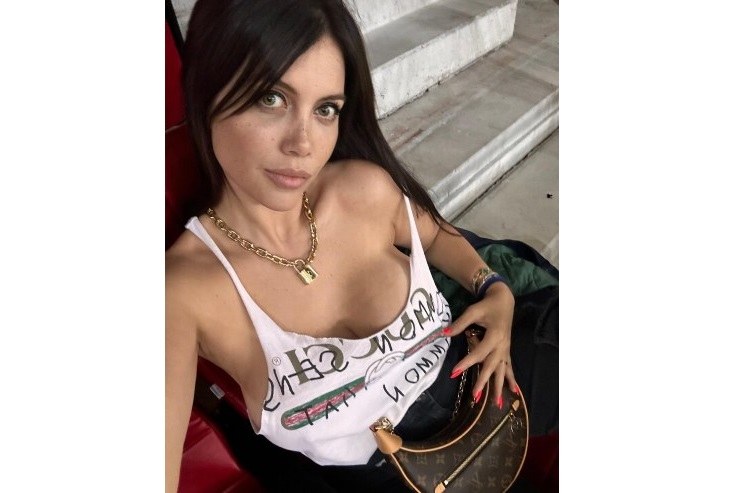 Wanda Nara selfie stadio canottiera fuori scollatura