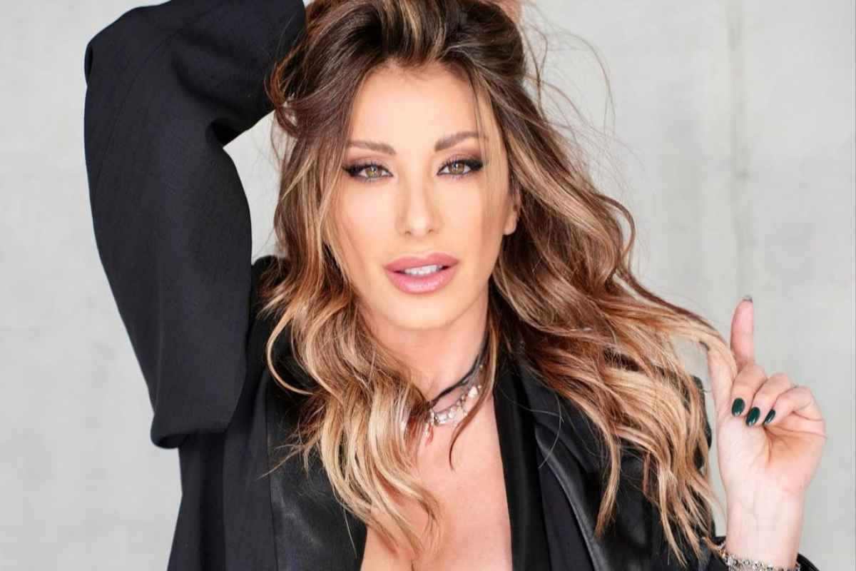 Sabrina Salerno maglietta trasparente scollatura