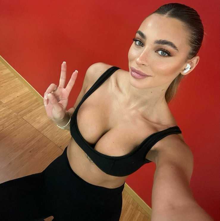 Chiara Frattesi fa impazzire i fan con la foto in palestra