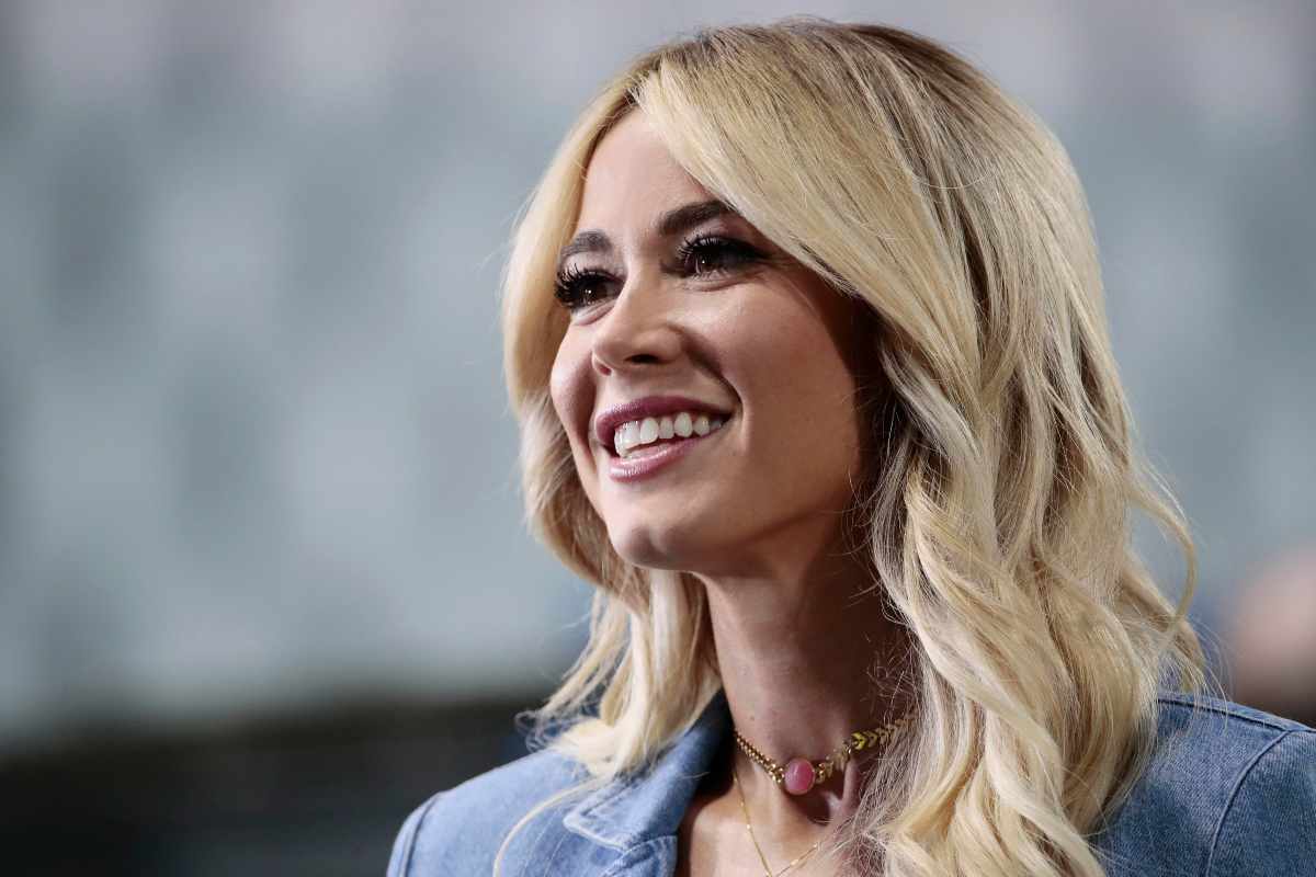 Diletta Leotta è pazzesca con camicetta e stivali 