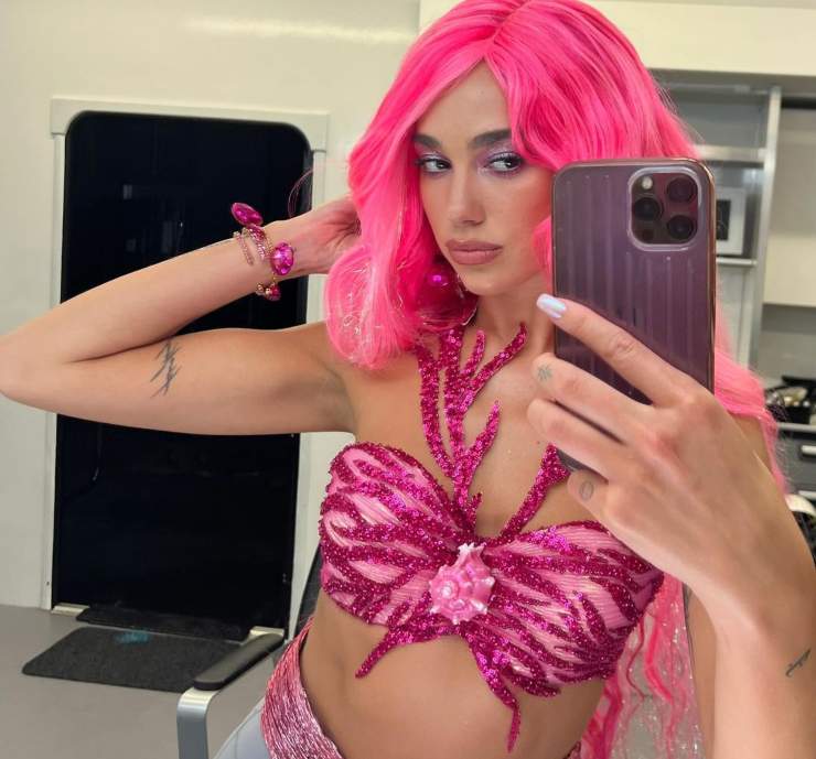 Dua Lipa selfie sirenetta scollatura