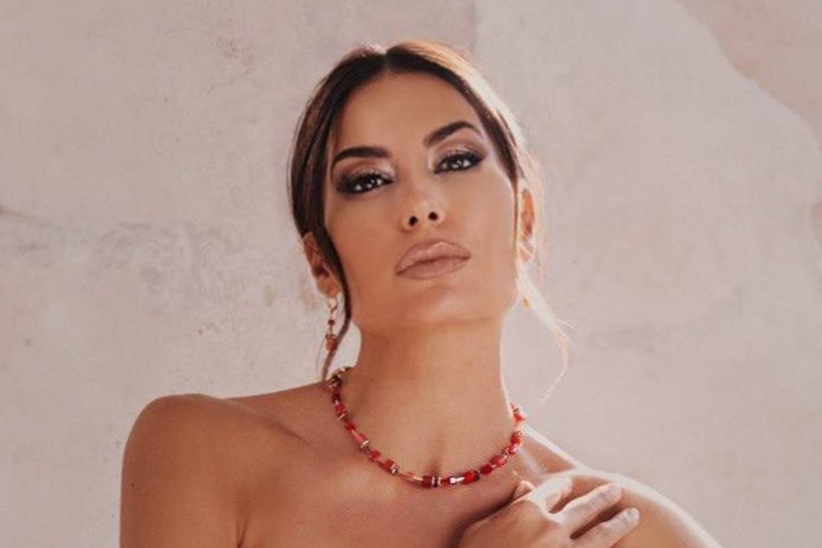 Elisabetta Gregoraci posta una foto in costume