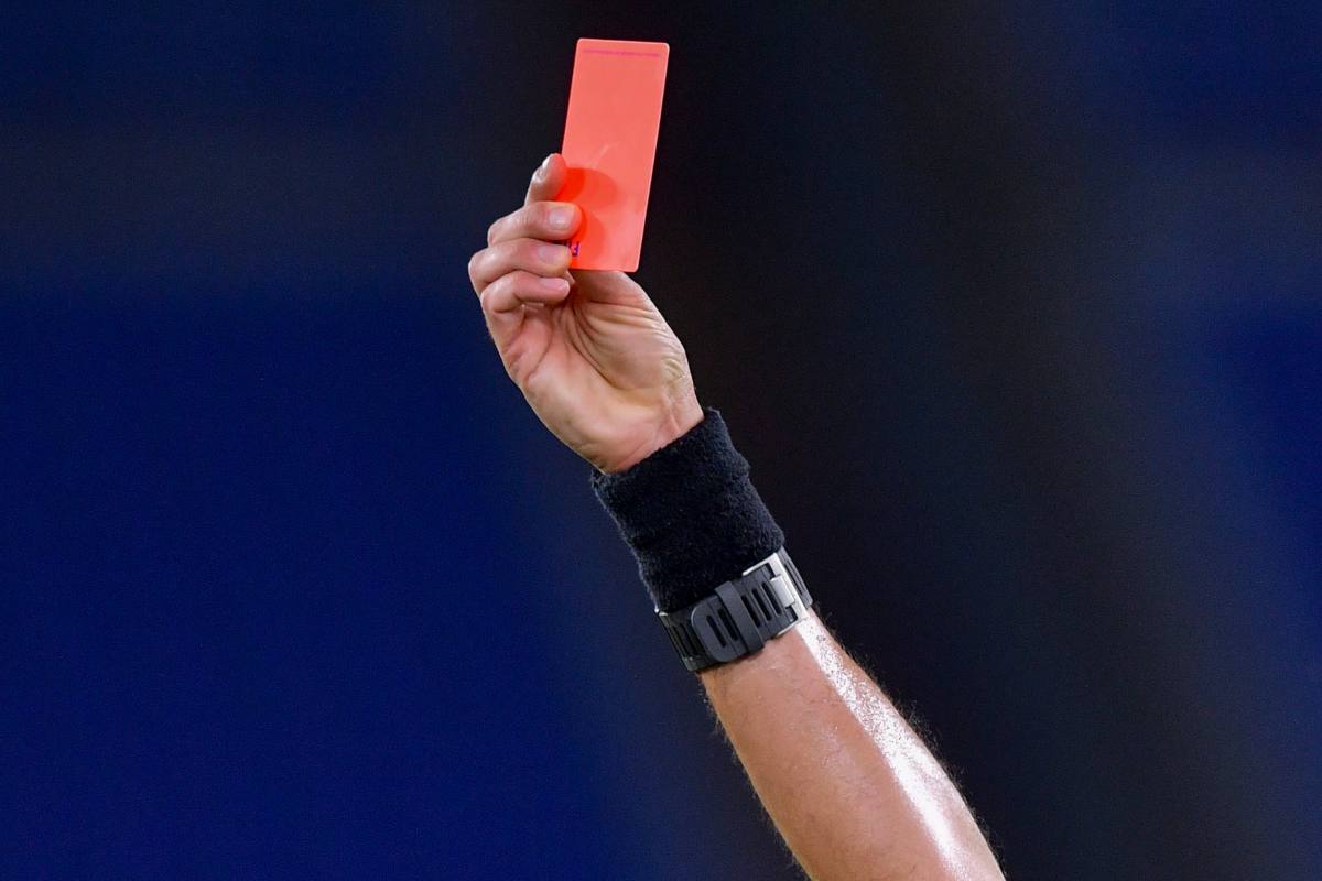 Violenza in campo, arbitro aggredito