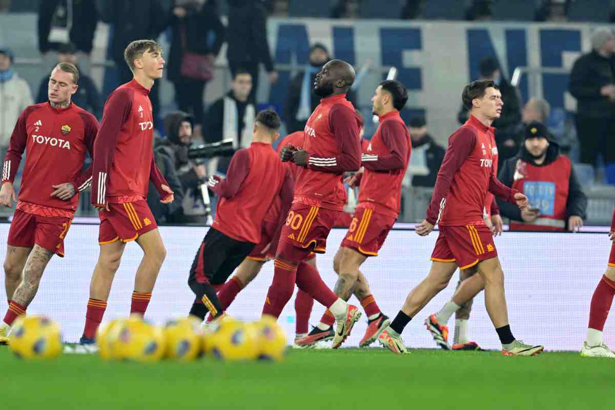 La Roma si riscalda prima di Lazio-Roma, i politici arrivano all'Olimpico