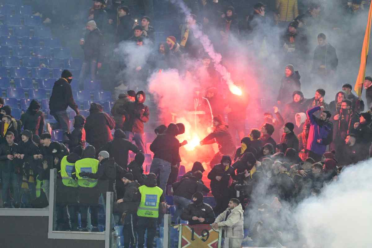 Un tifoso ha colpito un giocatore durante Lazio-Roma