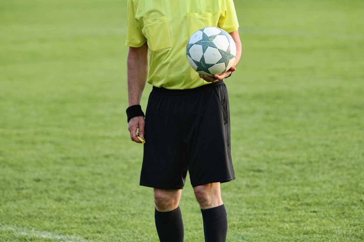 arbitro picchiato in campo