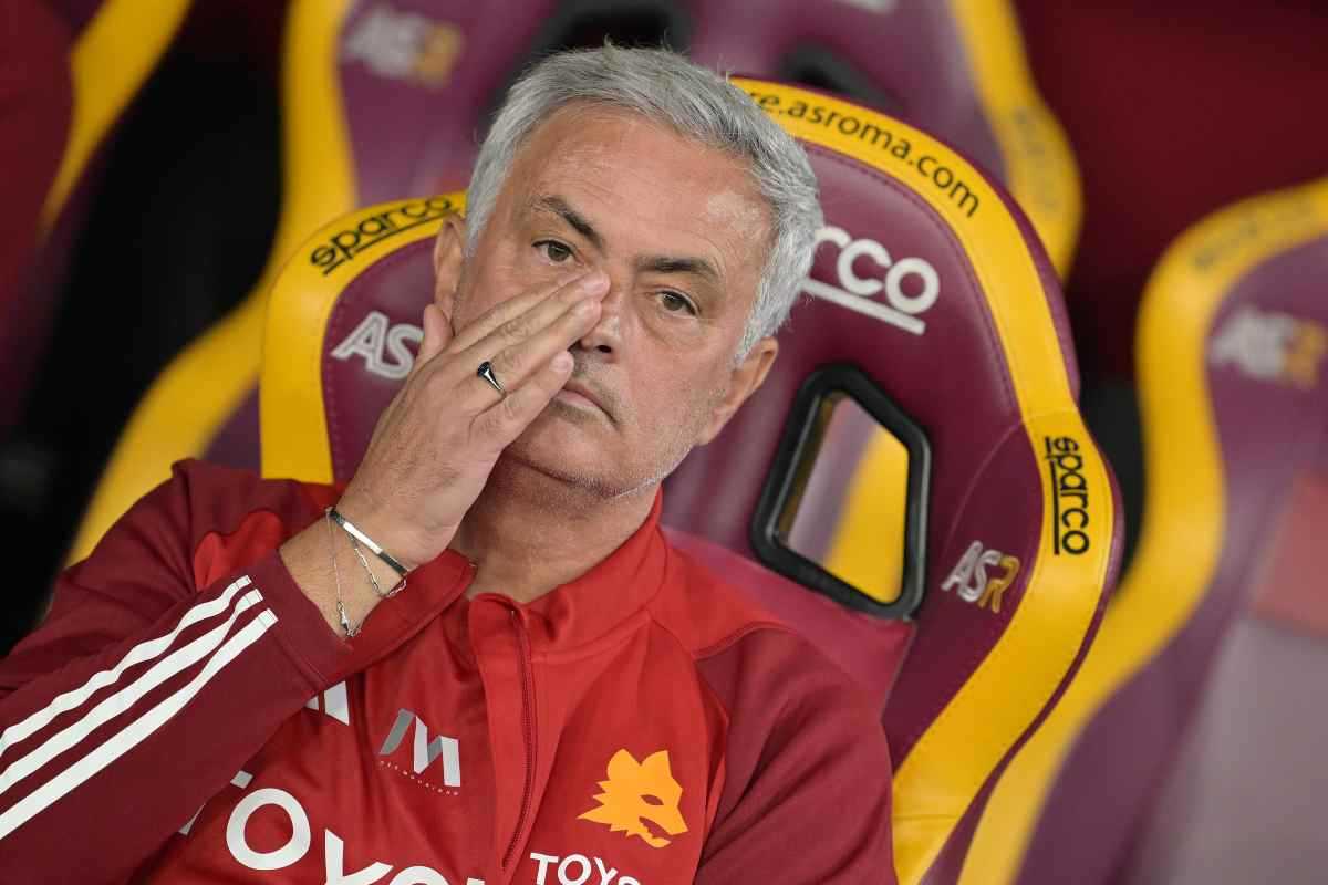 Mourinho tradito dalla Roma, gesto al veleno