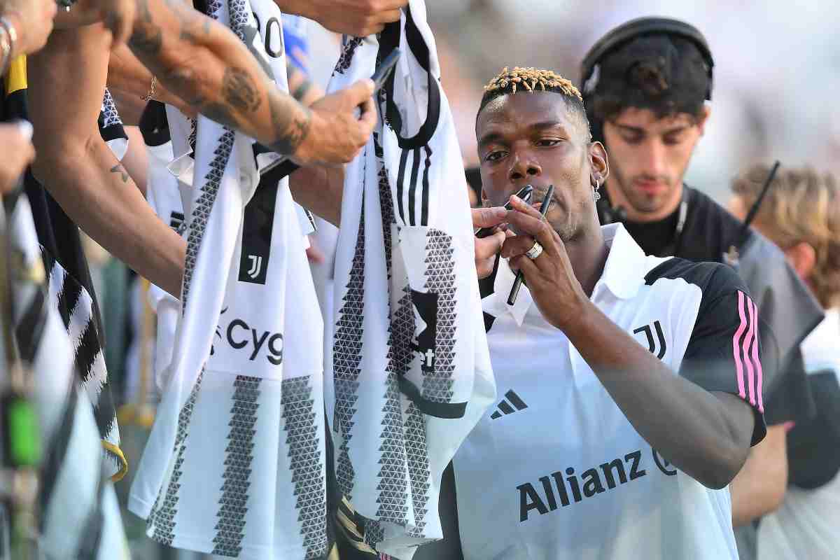 Paul Pogba incitato dalla sua agente Rafaela Pimenta, quando torna