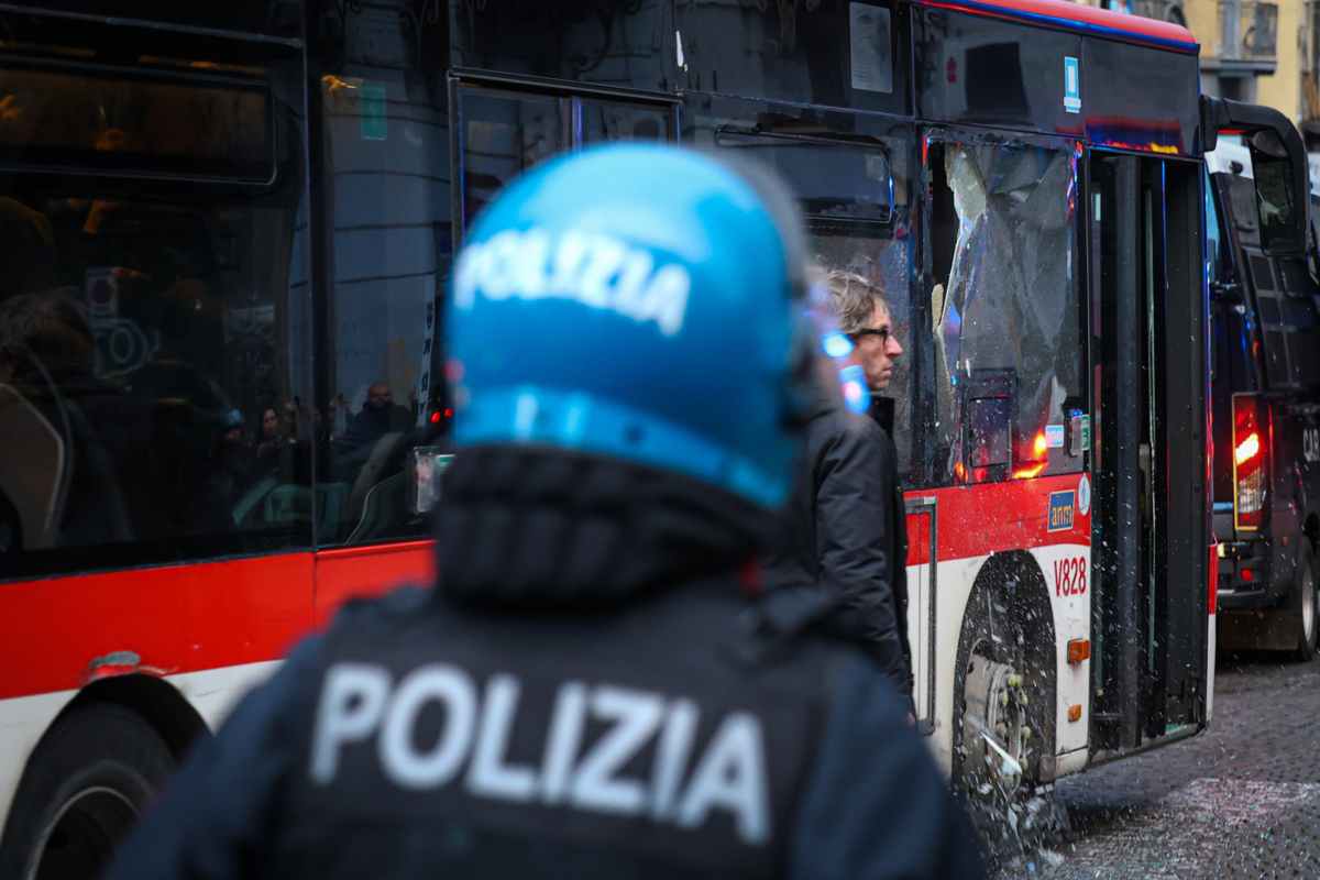 Scontri tra Polizia e tifosi prima del match