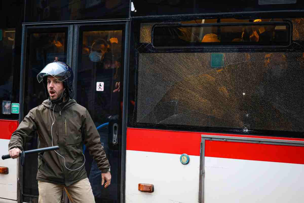 Scontro tra Polizia e tifosi prima di Venezia-Bari