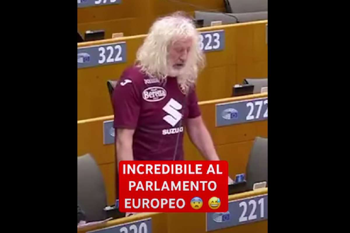 Mick Wallace al Parlamento Europeo con la maglia del Torino