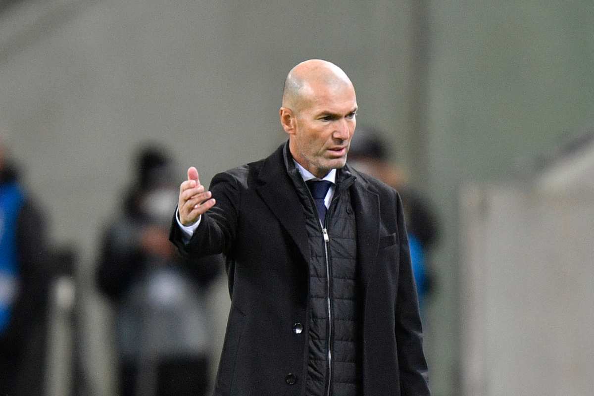 Zinedine Zidane in panchina, pronto al ritorno in Serie A