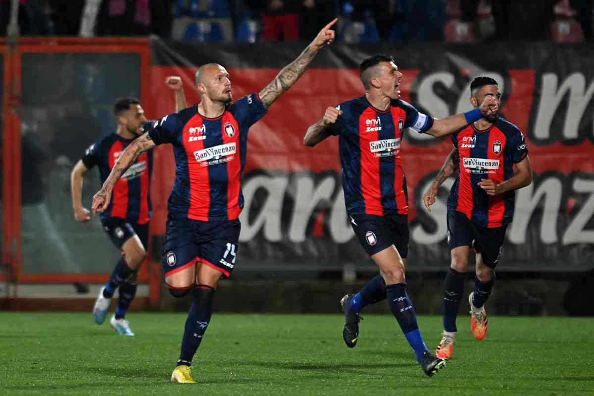 giocatori crotone aggrediti dai tifosi