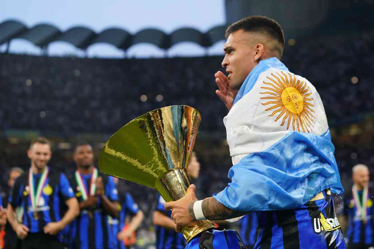 Lautaro Martinez, annuncio fuori dallo stadio