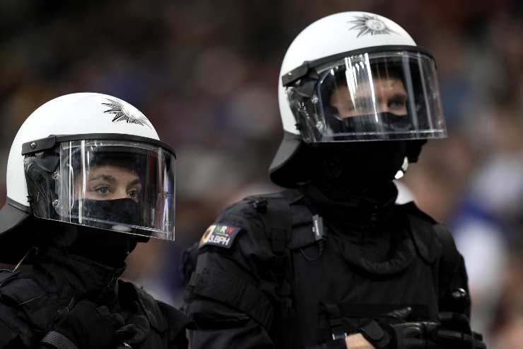 Polizia spara in piazza, disordine totale: cosa succede