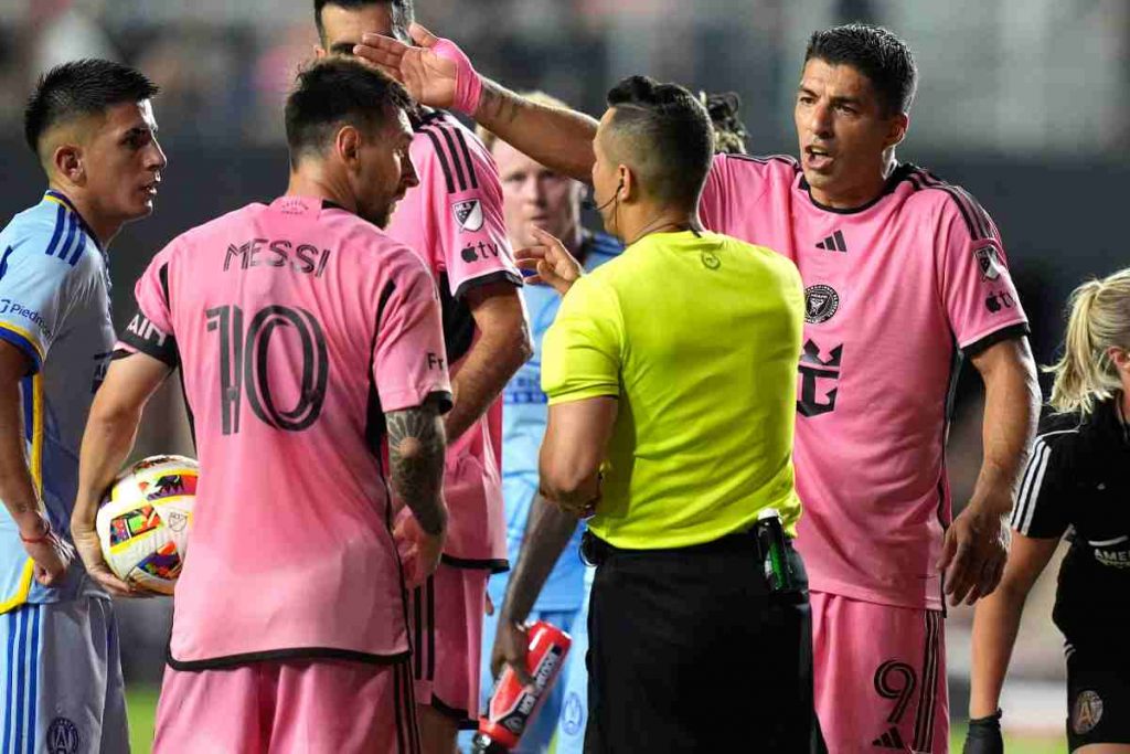 Arbitro prende in giro i tifosi, infuriati dopo la decisione al VAR