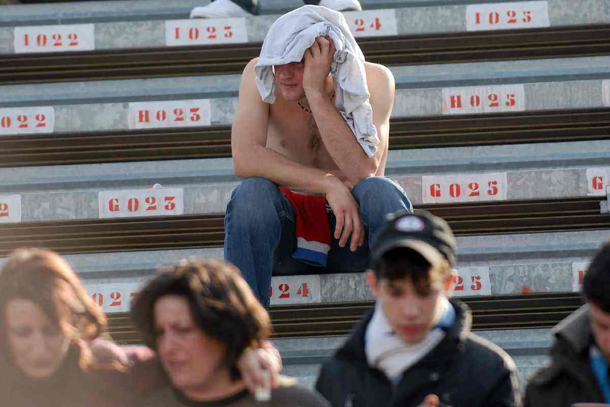 Addio al mondo del calcio, tifosi in lacrime