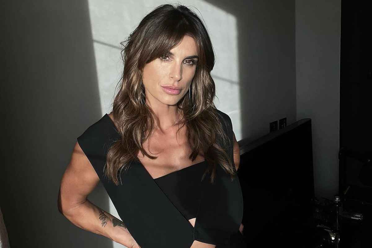 Elisabetta Canalis travolgente: la copre solo un velo