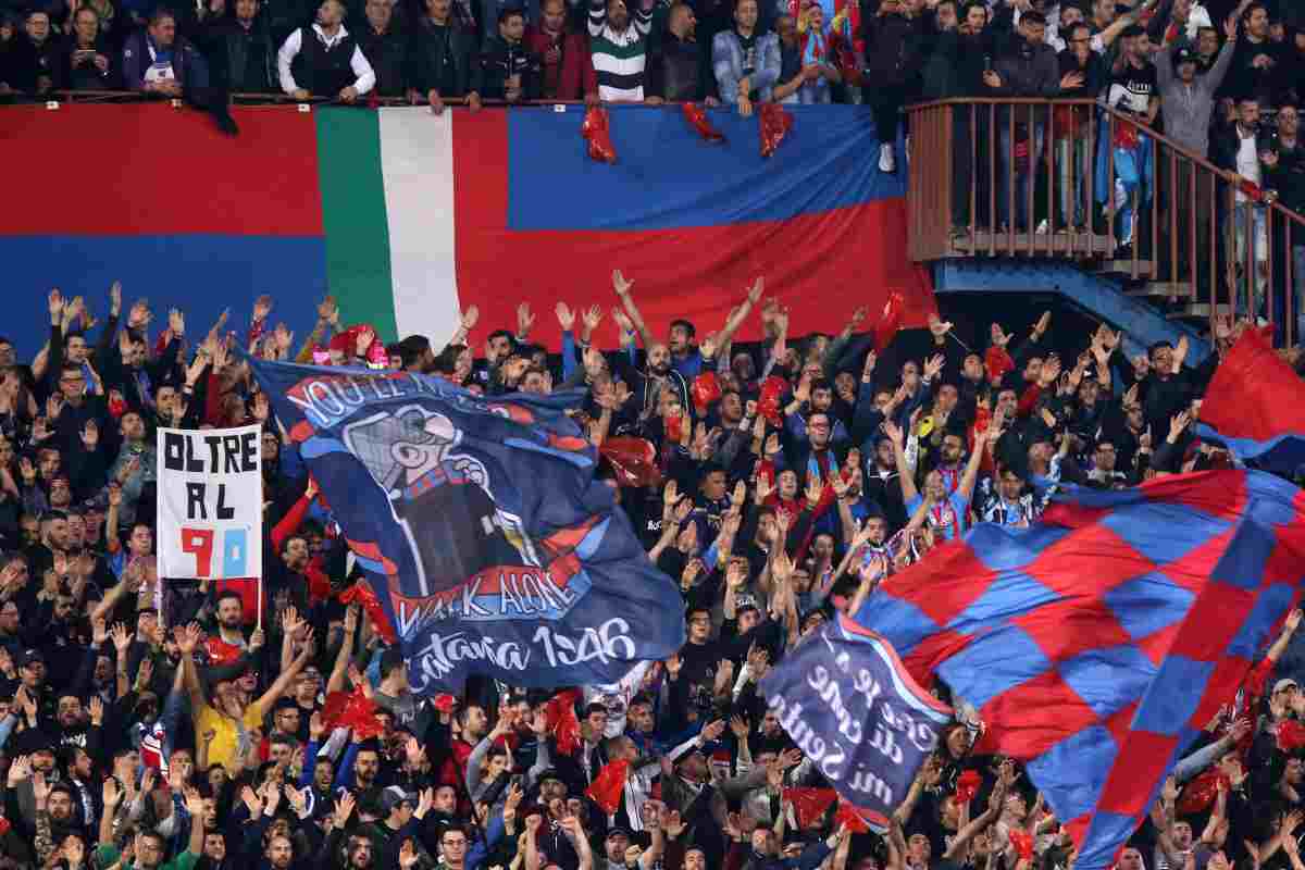 Follia ultras e polizia in campo: choc nel calcio italiano
