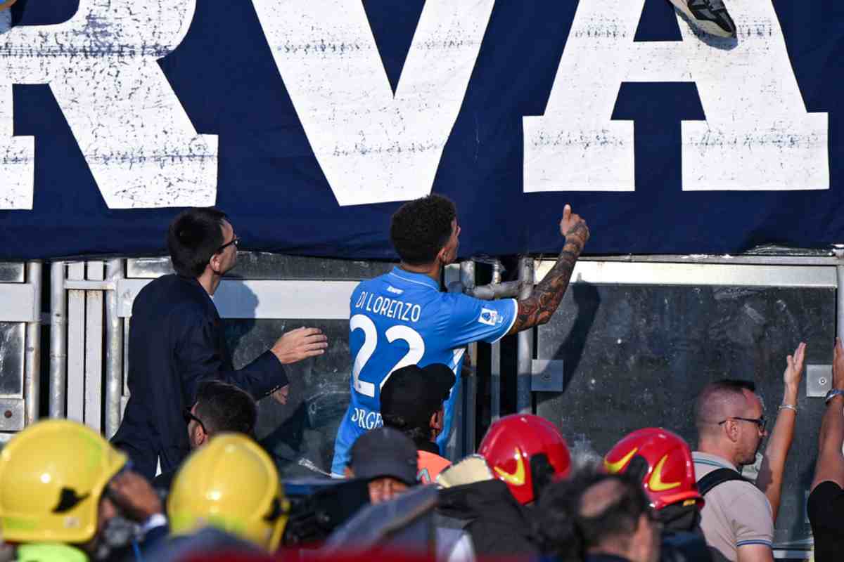 Di Lorenzo sotto la Curva dopo la rissa in Cagliari-Napoli