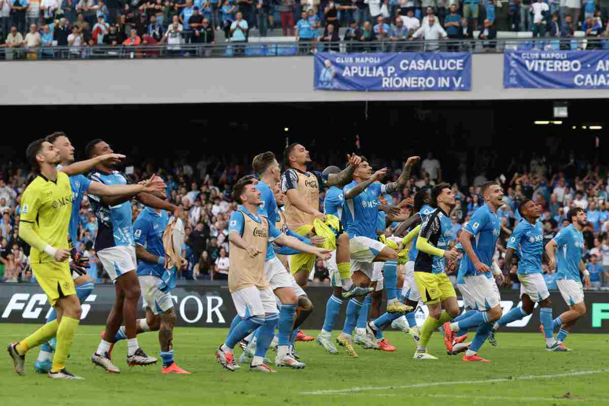 L'esultanza del Napoli dopo la vittoria col Lecce