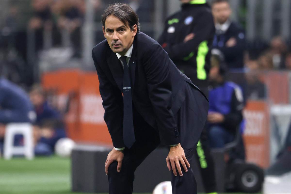 Simone Inzaghi piegato sulle ginocchia