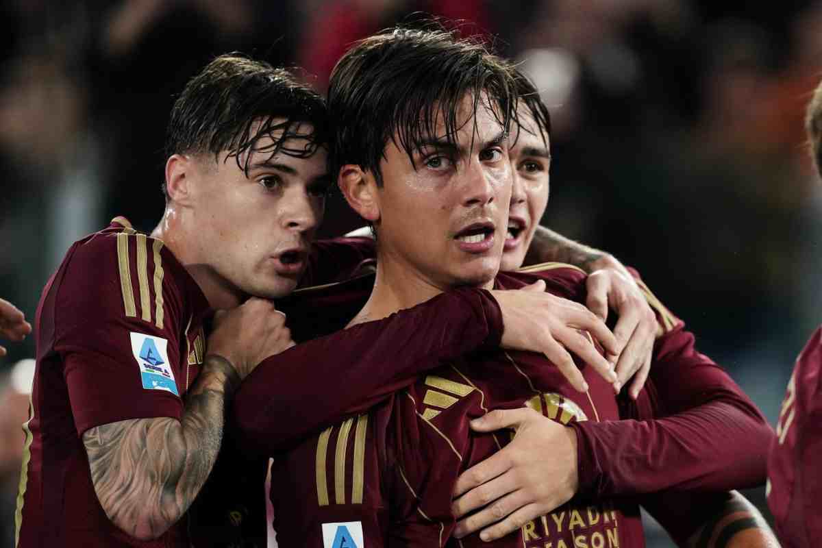 Dybala trattenuto dai compagni