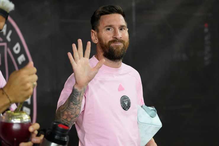 Il paragone con Messi e la situazione di Leao