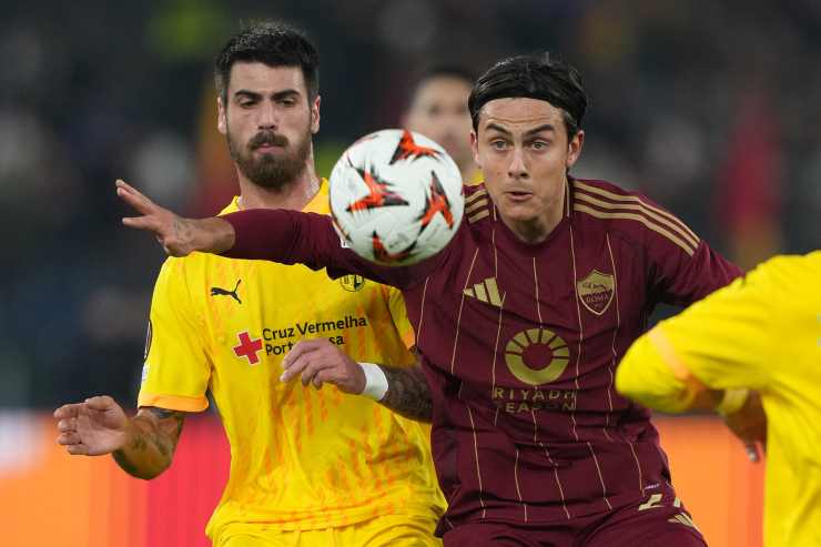 Dybala in campo con la Roma