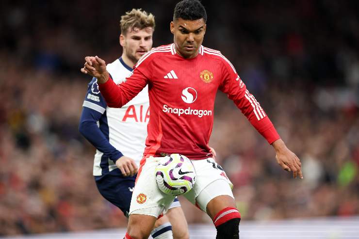 Casemiro in azione con la maglia del Manchester United contro il Tottenham