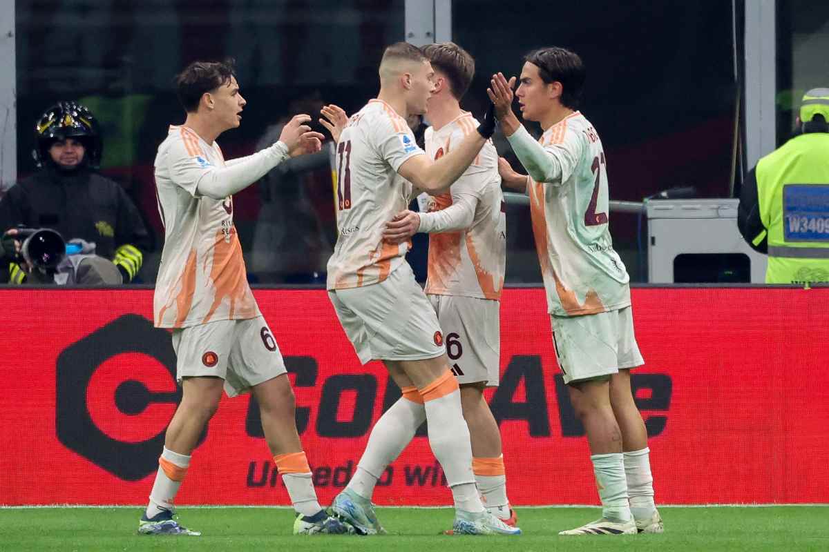 Calciatori della Roma esultano dopo un gol