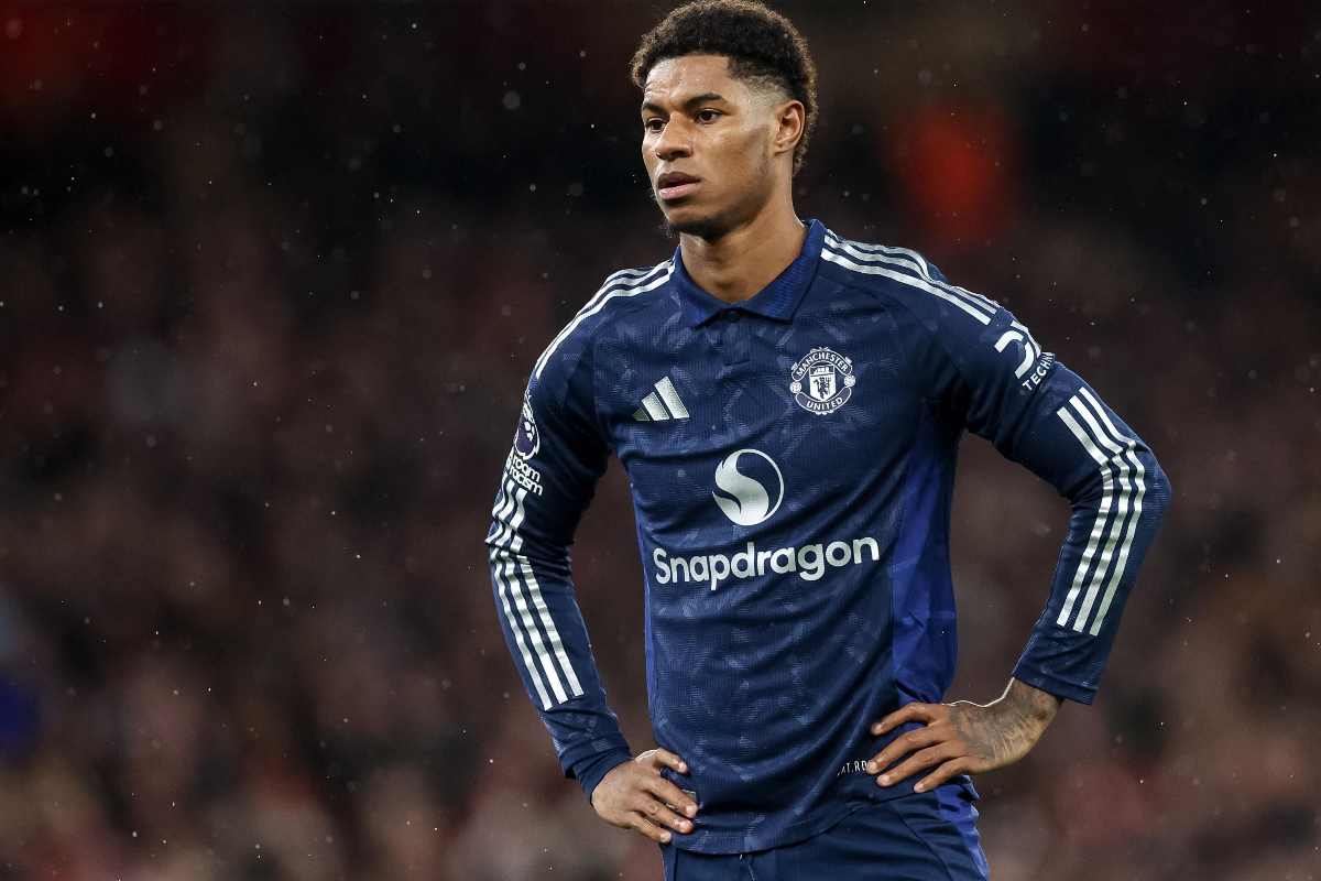 Marcus Rashford osserva perplesso