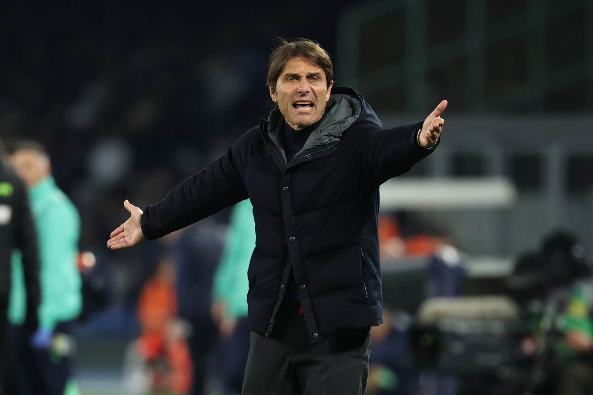 Antonio Conte si lamenta in campo