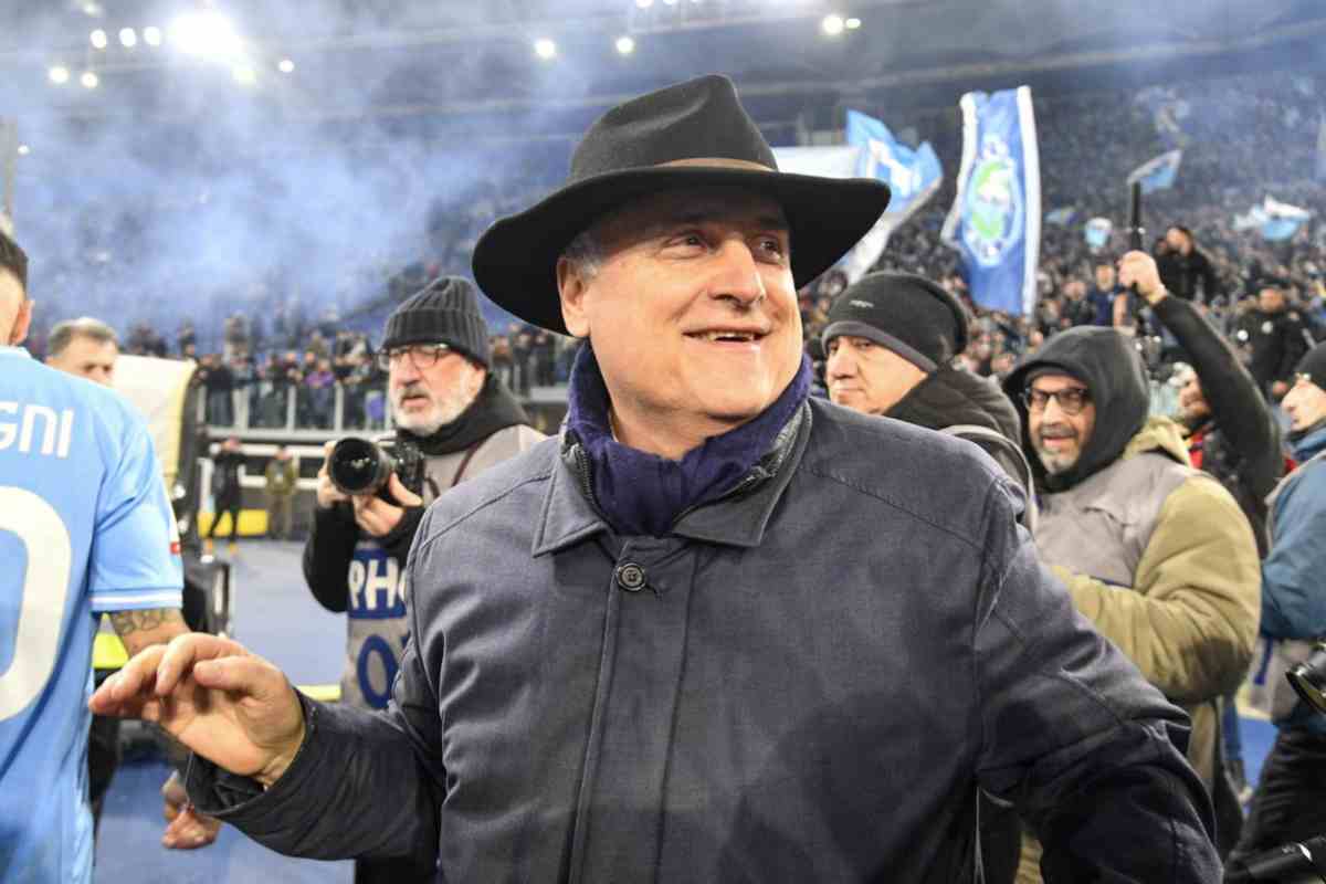 Lotito sorride in campo con la Lazio