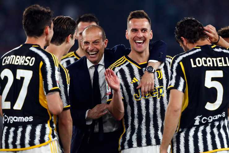 Max Allegri  festeggia con i calciatori dopo la Coppa Italia vinta