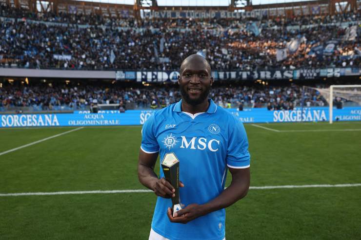 Romelu Lukaku con il premio di Mvp tra le mani